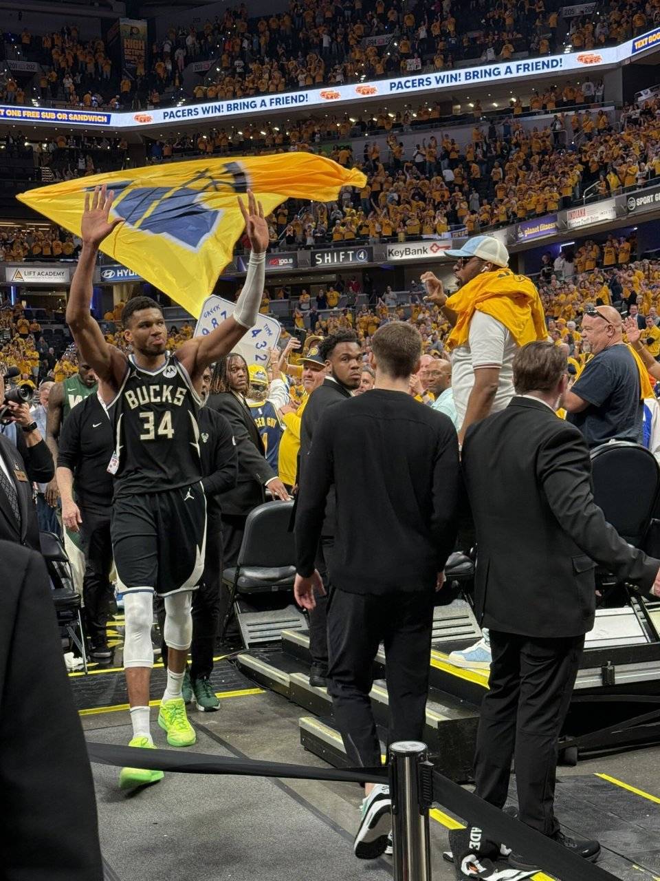 开云体育-字母哥在湖人比赛中爆冷，精彩发挥引发热议！的简单介绍